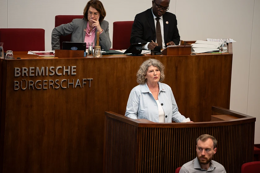 Bettina Wilhelm am Pult der Bremischen Bürgerschaft