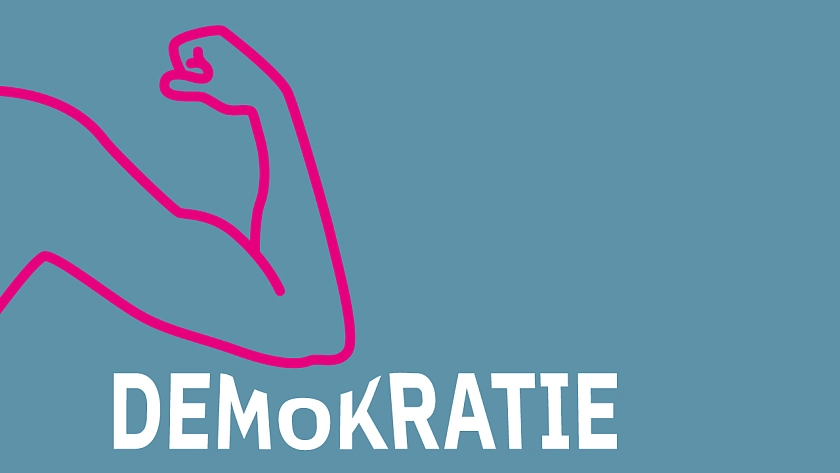 Grafik von einem muskulösen Arm, der bei dem Schriftzug Demokratie eine Delle verursacht