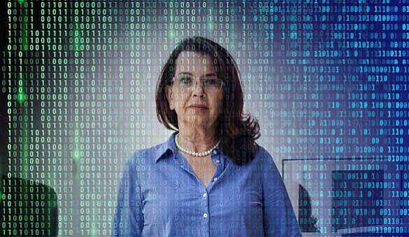 Foto einer Frau mit Brille, die an einem Schreibtisch steht, darüber ein Bildfilter mit Binärcodes