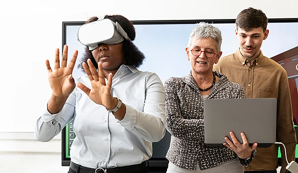 Lehrsituation an einer Hochschule mit drei Personen, Experiment mit einer VR-Brille