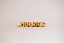 Buchstaben bilden das Wort Arbeit