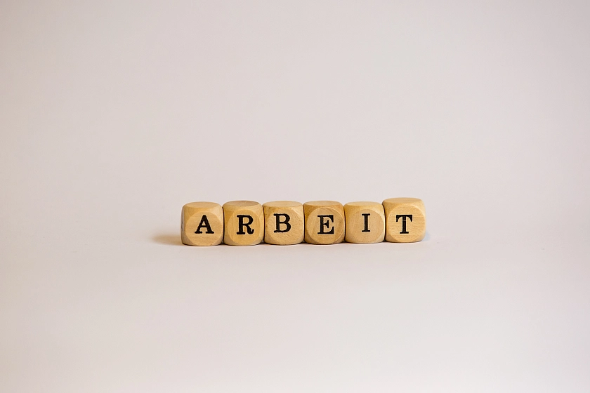 Buchstaben bilden das Wort Arbeit