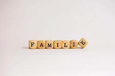 Auf dem Foto steht in Würfelbuchstaben: Familie.