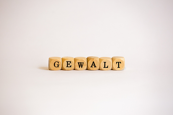 Auf dem Bild ist das Wort Gewalt zu lesen.