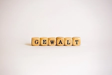 Auf dem Bild ist das Wort Gewalt zu lesen.