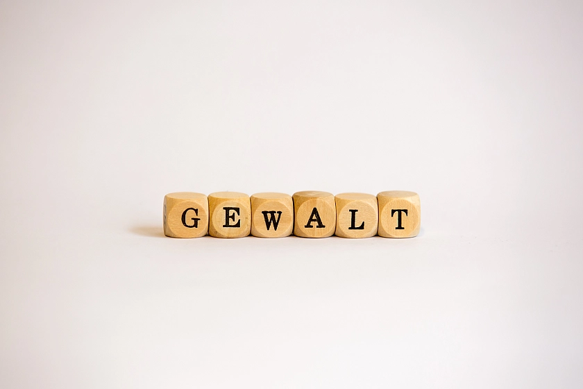 Auf dem Bild ist das Wort Gewalt zu lesen.