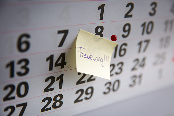 Kalender mit Post-it Frauentag