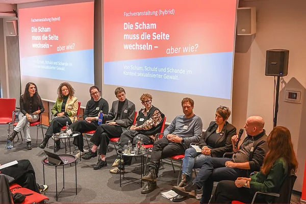 Gruppenfoto eines Podiums auf der Veranstaltung 