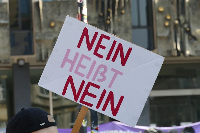 Kampf gegen Gewalt gegen Frauen: Entschiedenes Handeln bleibt Priorität