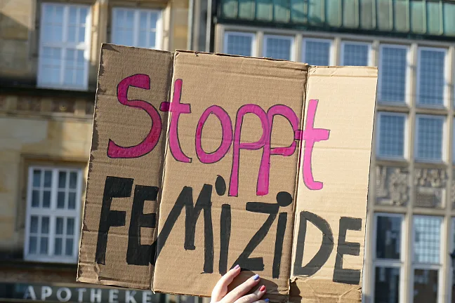 Das Bild zeigt ein Protestplakat mit der Aufschrift 