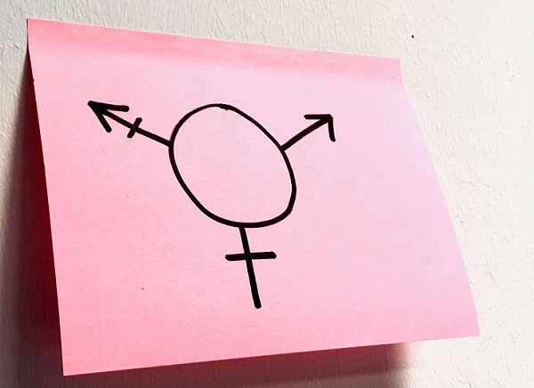 Ein Post-it mit dem Symbol für alle Geschlechter.