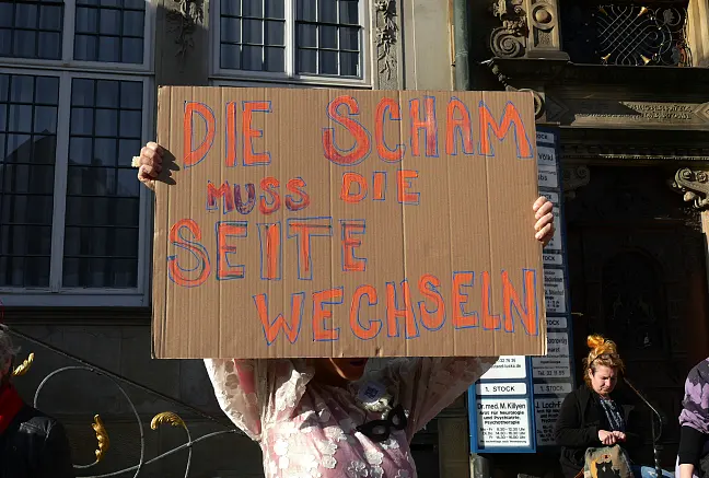 Schild bei einer Demonstration mit der Aufschrift 
